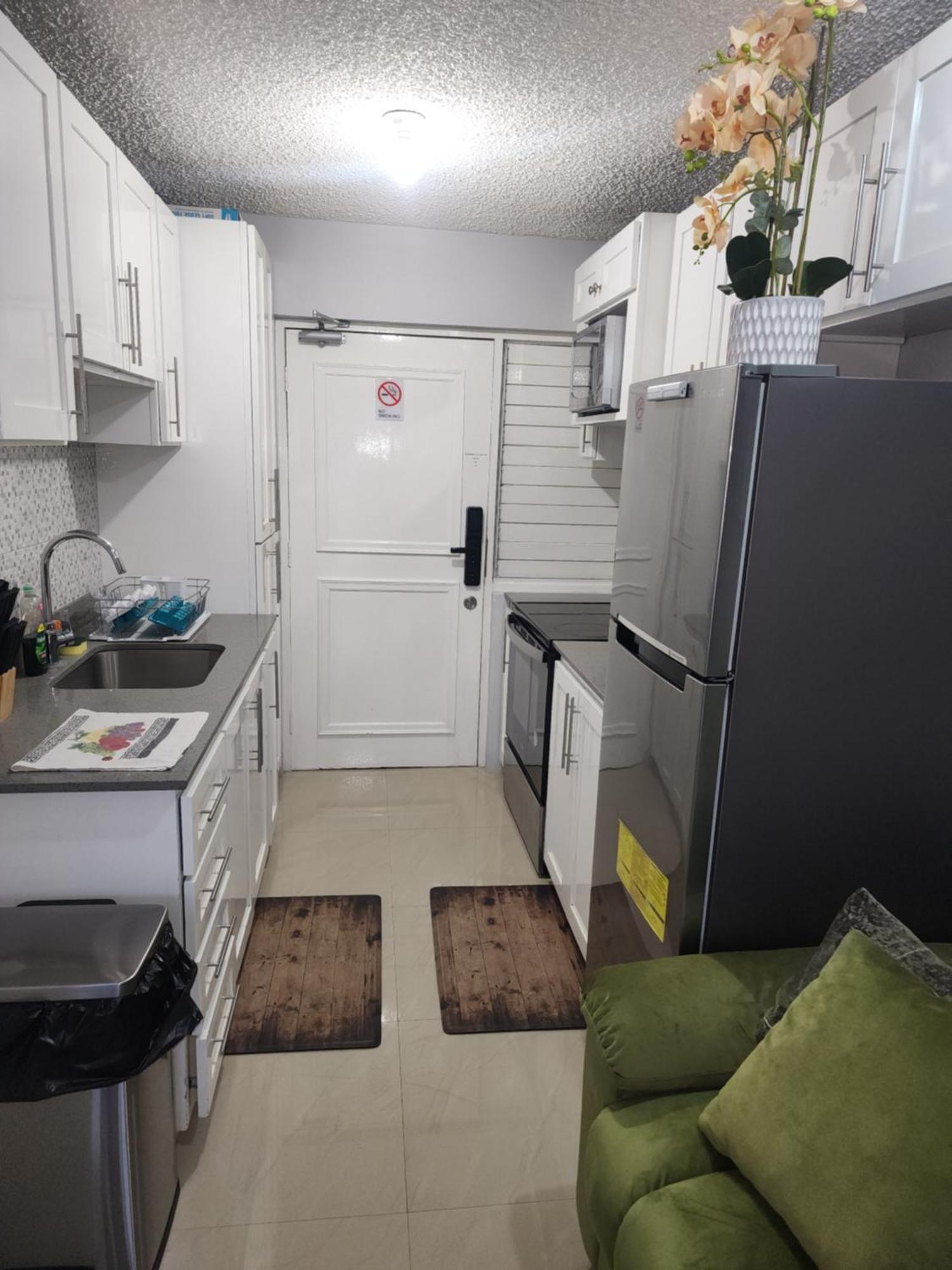 Comfy And Cozy Apartment Кингстън Екстериор снимка